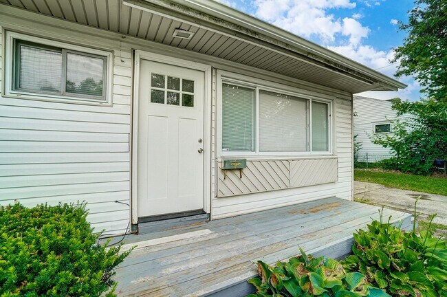 Foto del edificio - Three Bedroom Home in Dayton with Back Yard