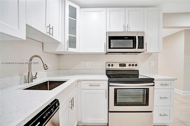 Building Photo - 9457 SW 52nd Ct