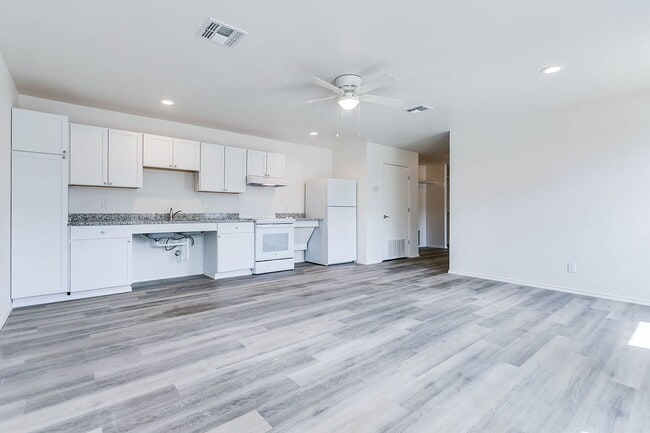 Foto del edificio - COMING SOON - 2 Bedroom Duplex w/ Modern F...