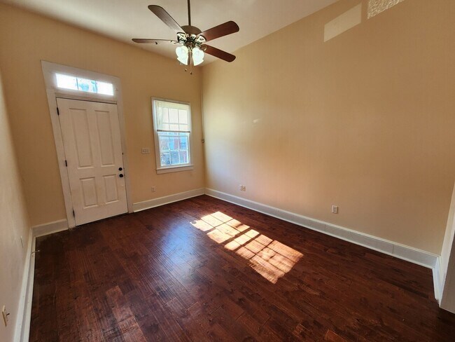 Building Photo - 2921 Annunciation
