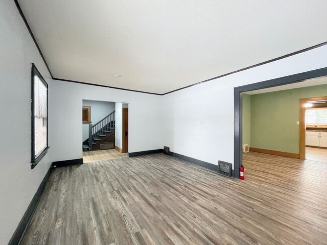 Building Photo - Large 4 bedroom home