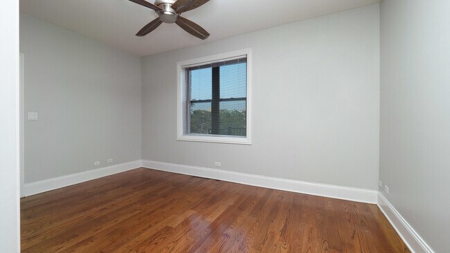 Building Photo - 4917 S Prairie Ave