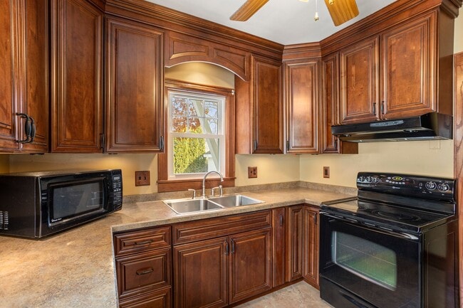 Building Photo - 3 Bedroom Fond Du Lac House