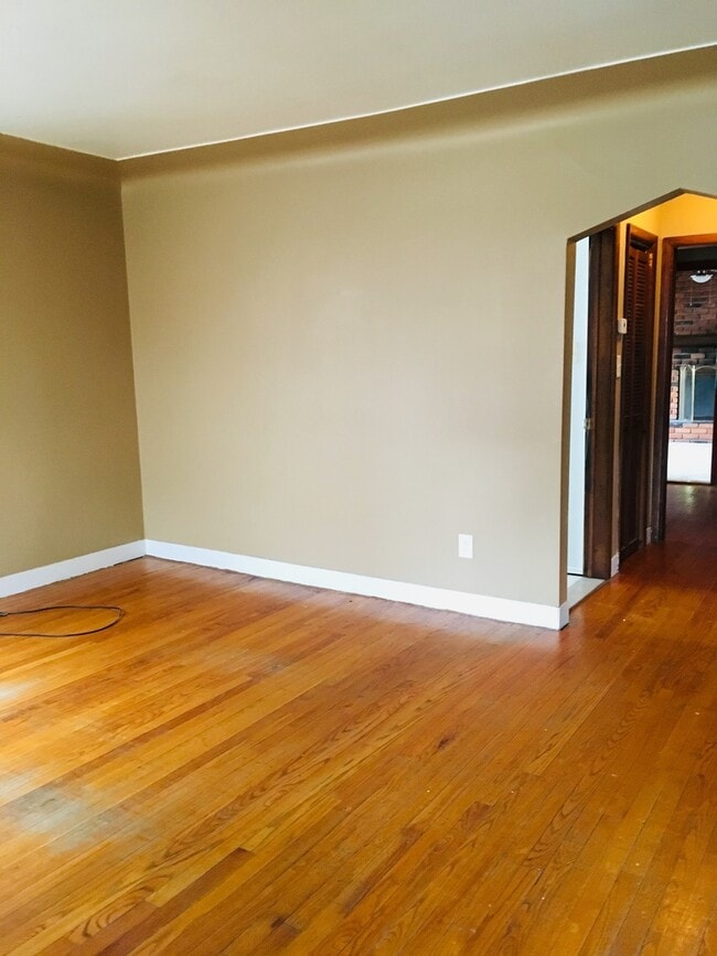 Building Photo - 3 Bedroom Bungalow in Eastpointe, MI - Sec. 8 OK