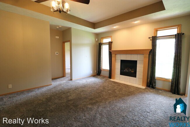 Building Photo - 3 br, 2 bath House - 6134 S 81st St