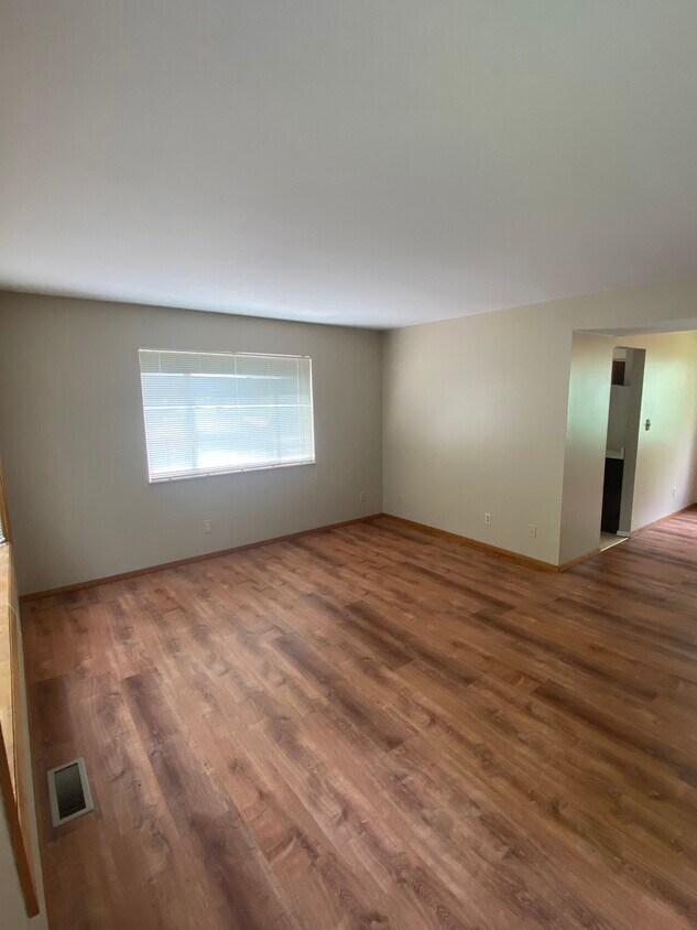 Living room - 201 College Ave