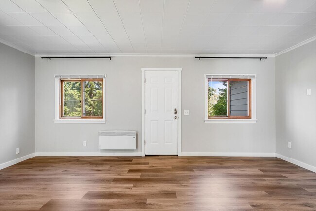 Foto del edificio - Charming 1 BD 1 BA cottage nestled on a be...