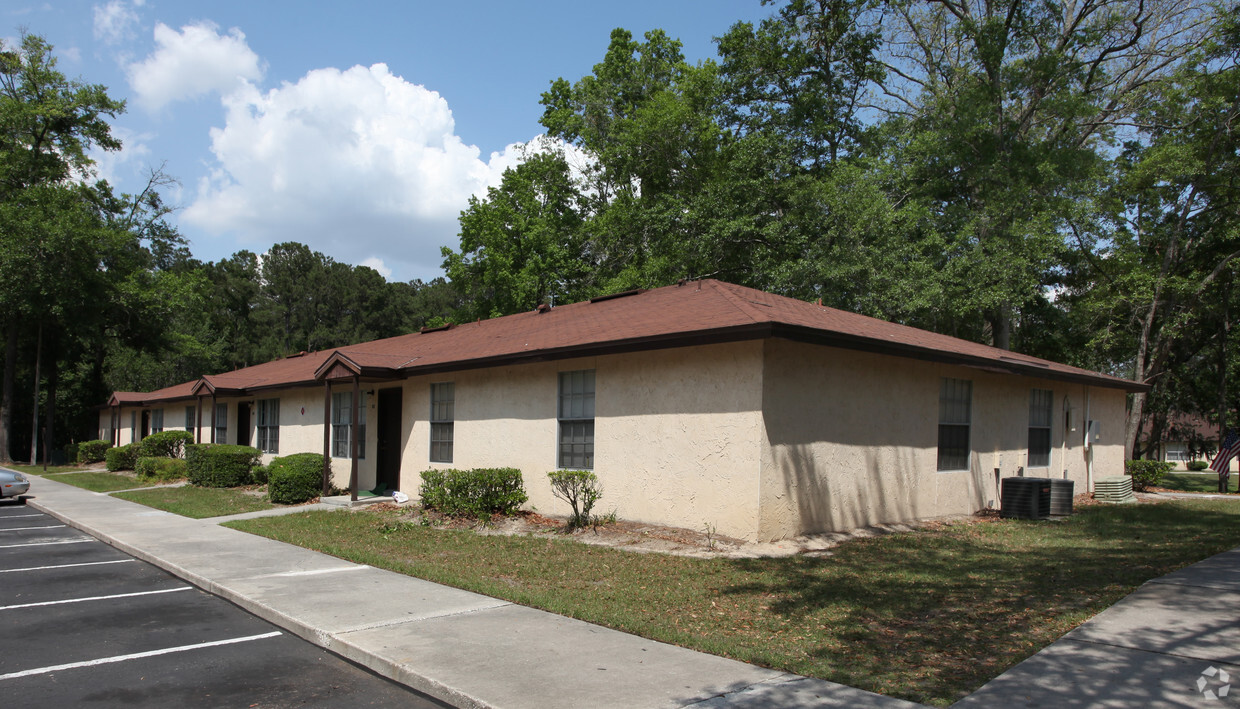 Primary Photo - Oak Tree Apartments