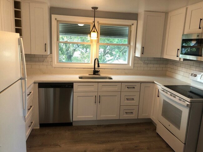 Kitchen - 6478 N Newark Ave