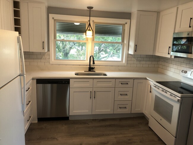 Kitchen - 6478 N Newark Ave