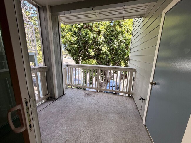 Building Photo - LARGE SECOND FLOOR CONDO UNIT IN FREMONT!