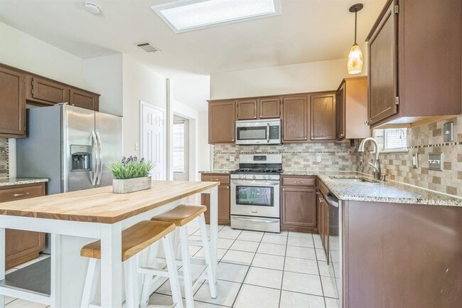 Building Photo - 15321 Ozone Pl