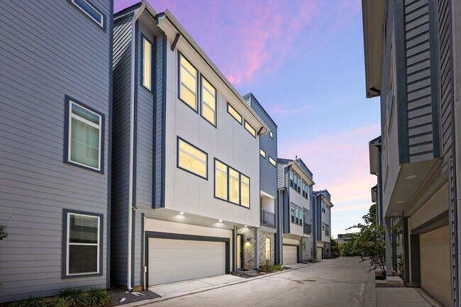 Foto del edificio - 5815 Fairdale Ln