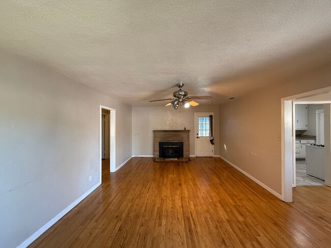 Foto del edificio - Single story in the heart of Modesto!