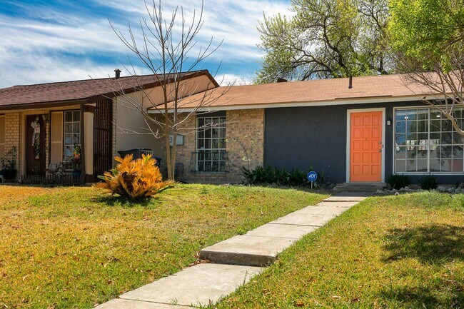 Foto del edificio - Renovated 2 Bedroom 1 Bath Near UTSA, Medi...