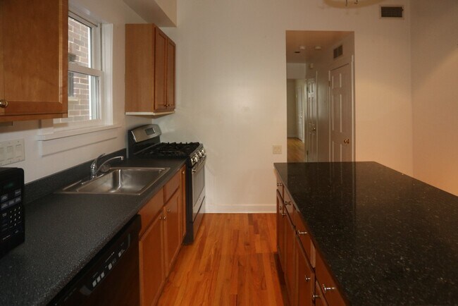 Building Photo - 1426 W Barry Ave