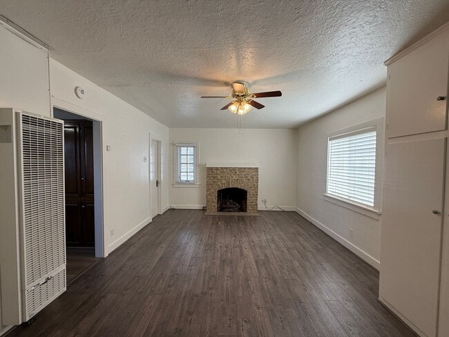 Building Photo - Charming Centrally Located Single Story Duplex