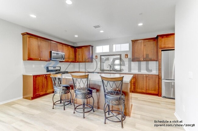 Foto del edificio - 635 Merit Dr