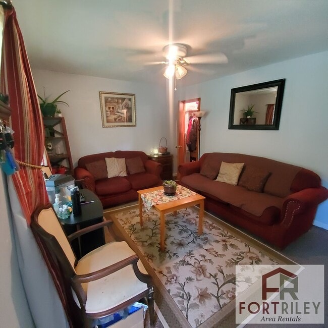Building Photo - Spacious home for rent!