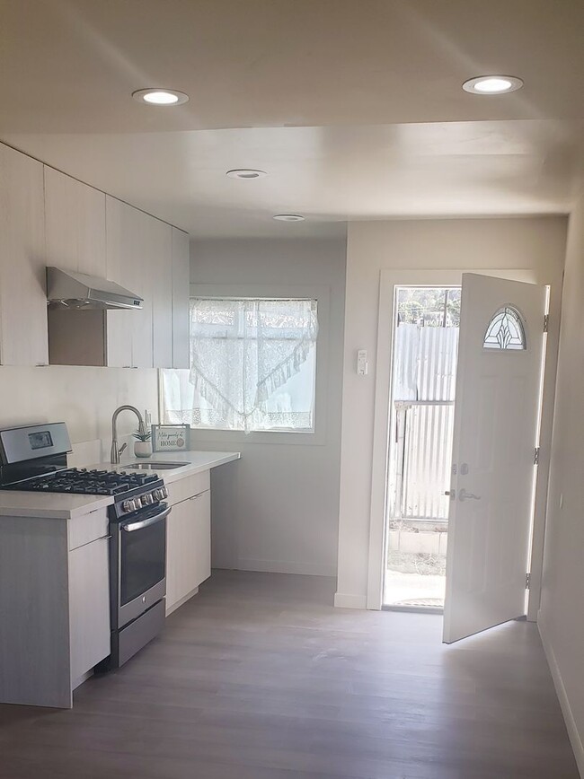 Building Photo - 1090 Casa Hermosa Dr