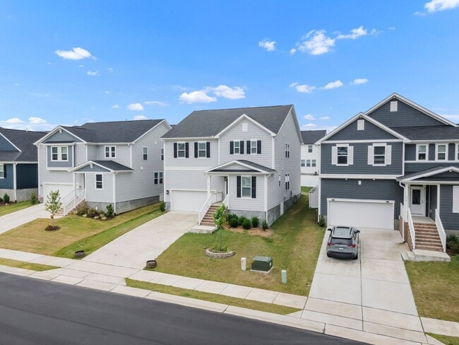 Building Photo - Spacious 5-Bedroom Home with Modern Upgrad...