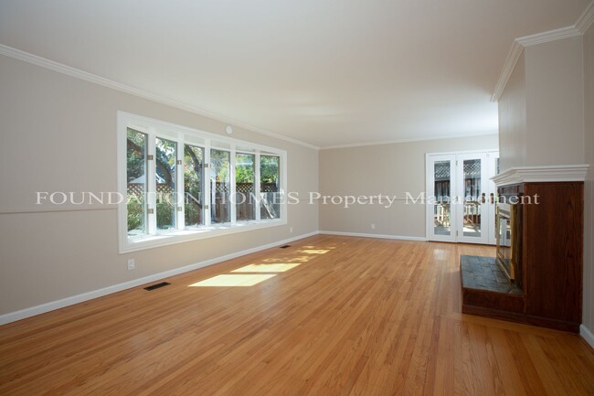 Foto del edificio - Spacious 4BR/3.5BA House with Guest Suite ...