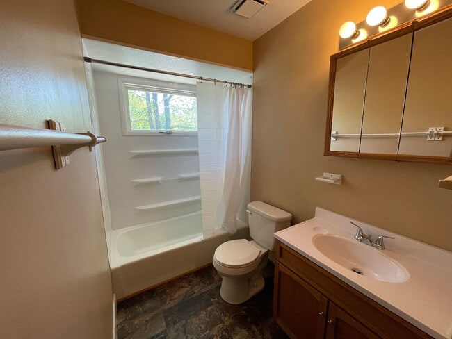 Building Photo - Great Location in West Rock Island!