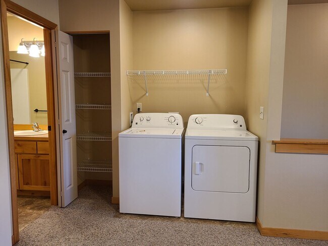 Building Photo - 3 Bedroom 2.5 Bathroom Townhome