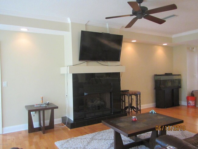 Foto del edificio - 350 N Shore Cir