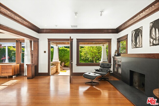 Foto del edificio - 953 AMOROSO Pl