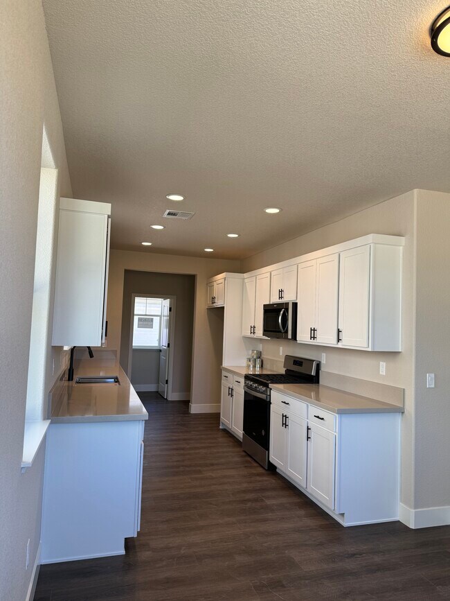 Building Photo - 324 Cattail Cir