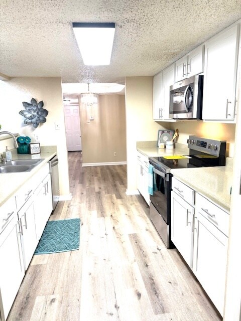 Foto del edificio - Remodeled townhome! 2 story with loft & 2 car garage with yard! Beautifully Remodeled Townhome – ...