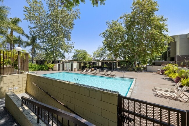 Building Photo - 898 Temple Ter