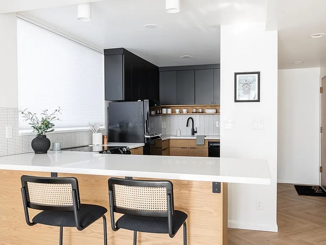 Building Photo - 673 E 6th Ave