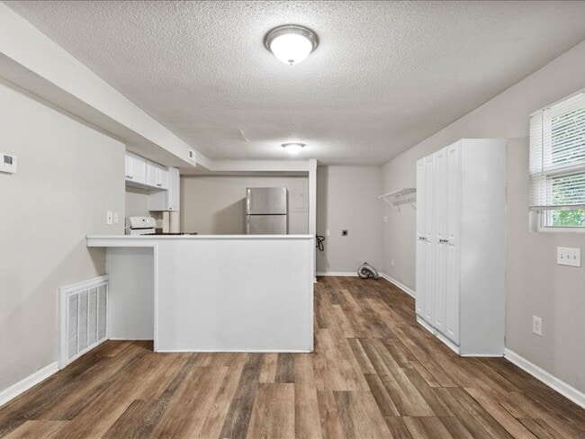 Building Photo - 10 W 98th St