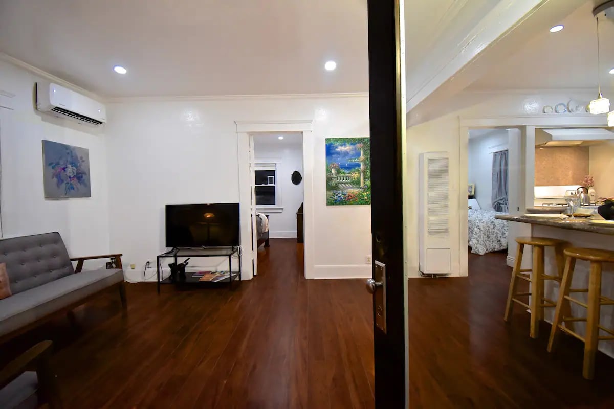 Primary Photo - 118 E Palm Ave