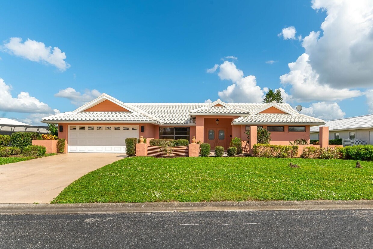 Primary Photo - Spacious 3-Bed, 2-Bath Pool Home in Planta...