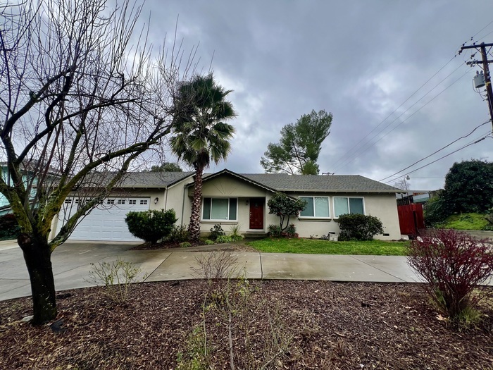 Primary Photo - Stunning 3 bedroom 2 bathroom home in Fair...