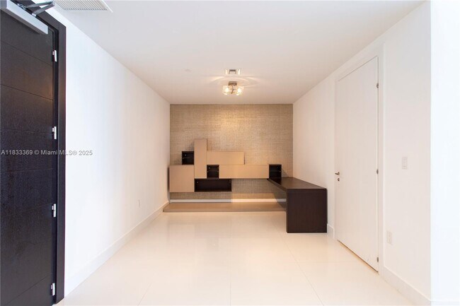 Building Photo - 200 Biscayne Blvd Way