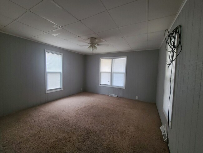 Building Photo - East Moline 3 Bedroom 2 Bathroom