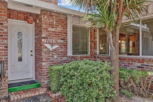 Building Photo - Modesto Sharp 3 Bedroom 2 Bath Single Stor...