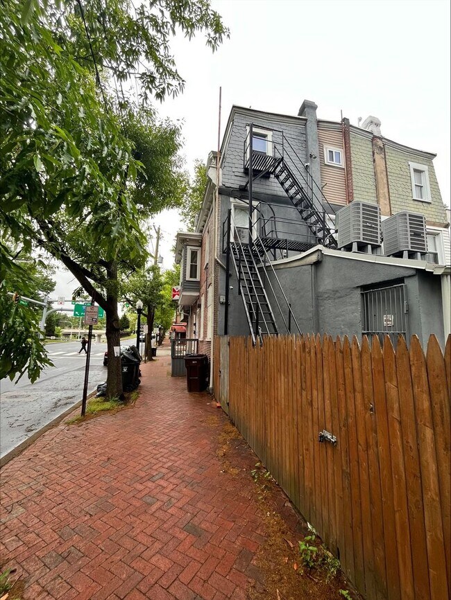Foto del edificio - 826 W 10th St