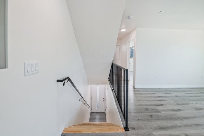 Building Photo - 1237 N Kenmore Ave