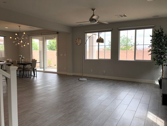 Building Photo - MOVE-IN SPECIAL! ROOF -TOP DECK HENDERSON ...
