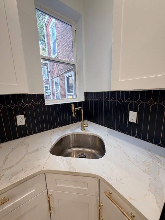 Foto del edificio - 1325 Kerbaugh St