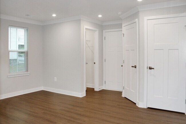 Building Photo - End-unit Townhouse with mountain views