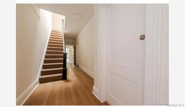 Foto del edificio - 959 Van Nest Ave