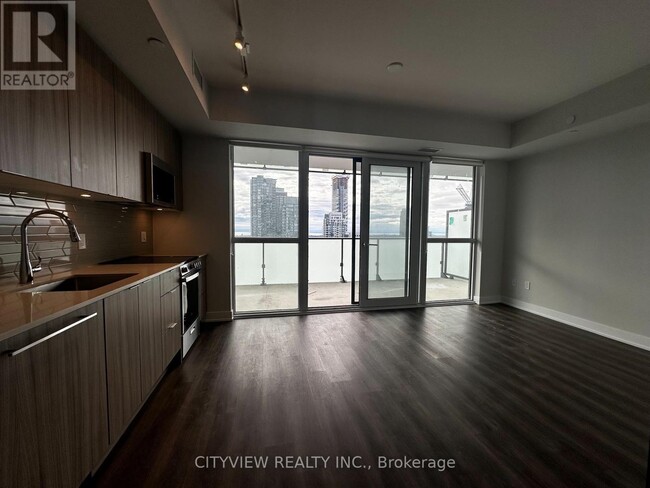 Photo du bâtiment - 430-2430 Square One Dr