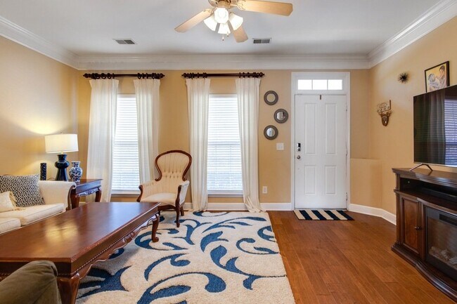 Foto del edificio - 7031 Sunnywood Dr
