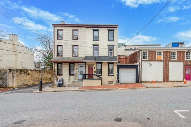 Foto del edificio - Updated 3-bedroom, 1.5-bath home with a garage in the borough of West Chester!